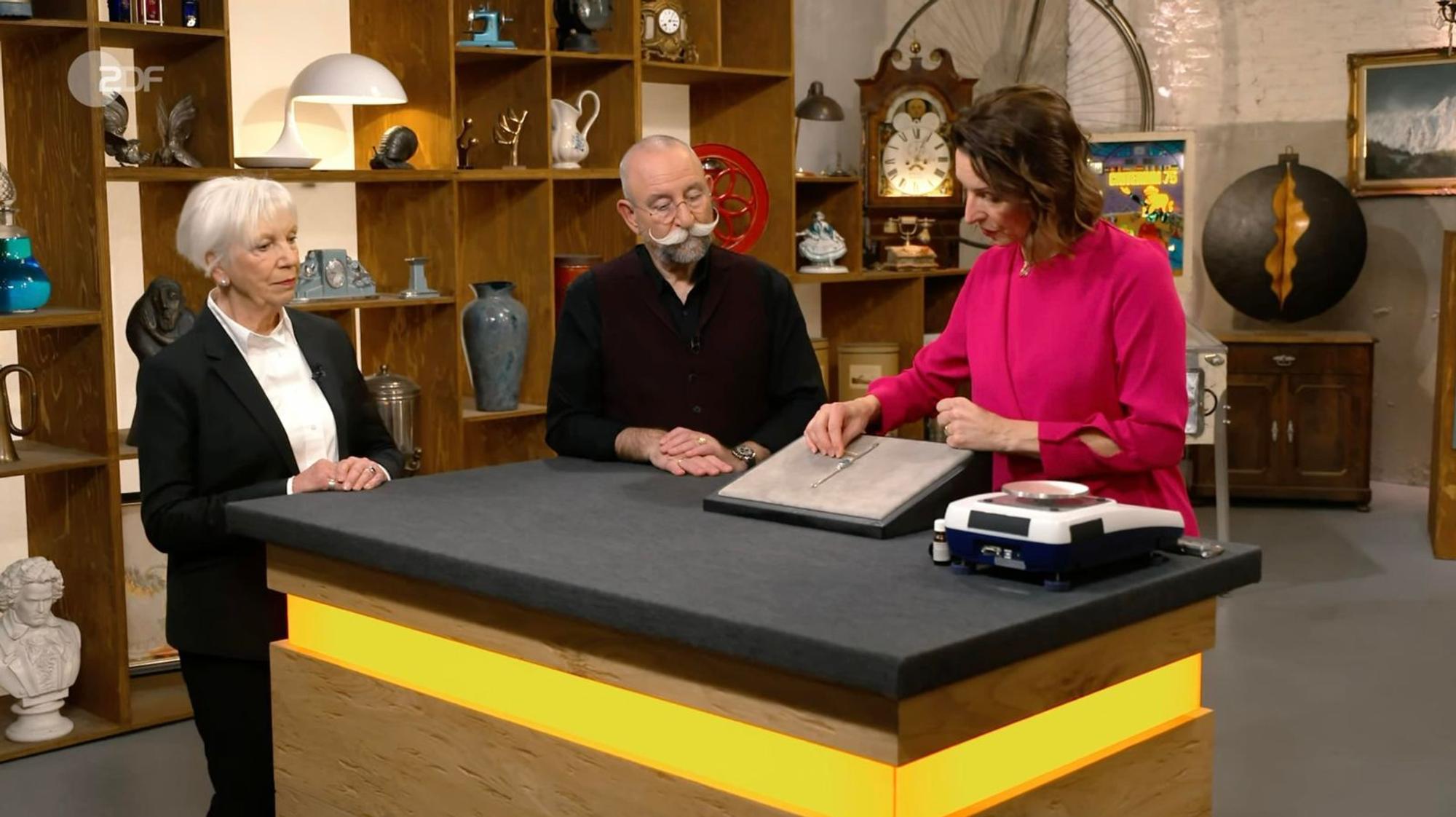 Ulrike wollte im Auftrag einer Freundin ein edles Armband mit einem blauen Stein verkaufen. (Bild: ZDF)