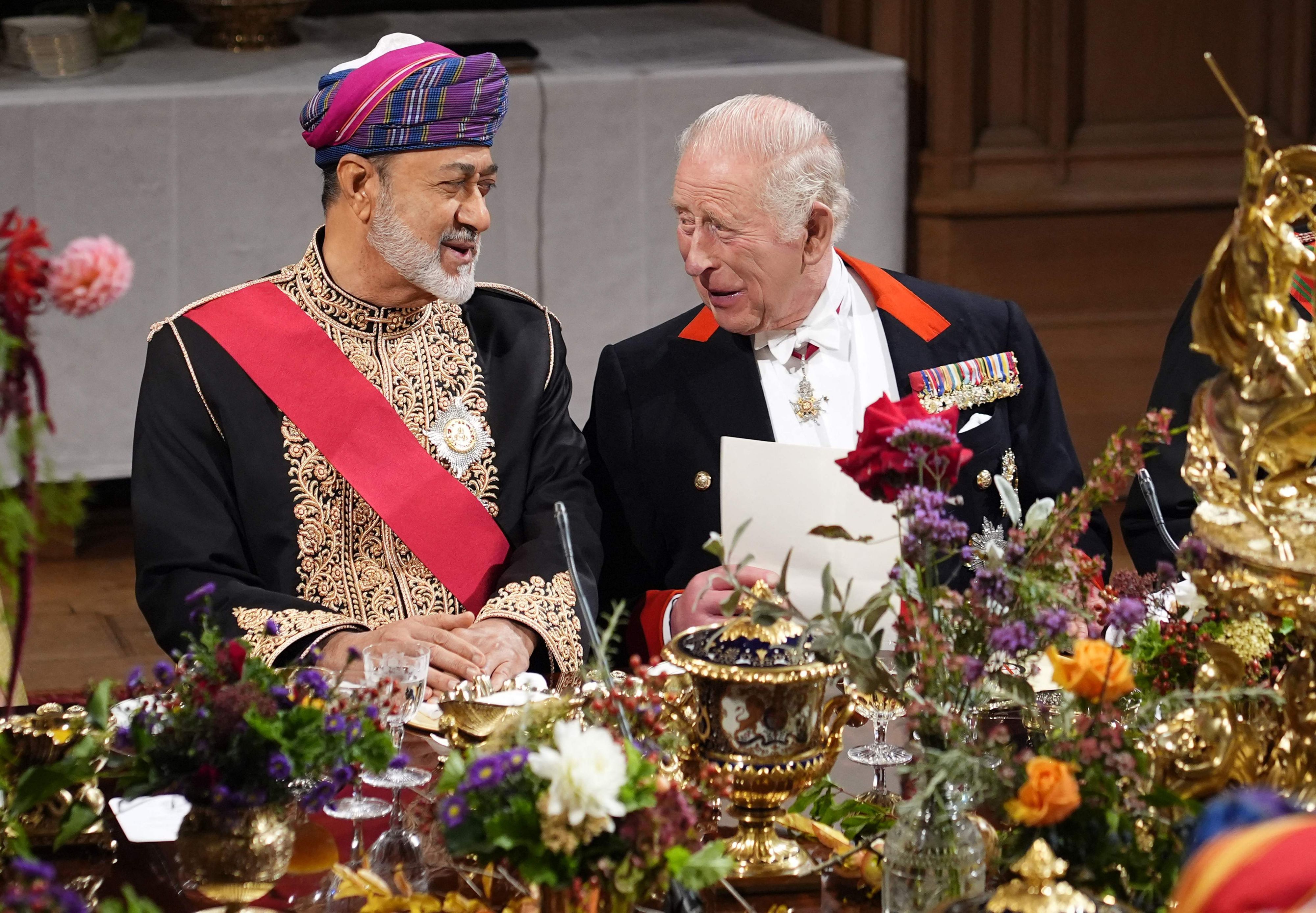 Omanischer Sultan Haitham bin Tarik (l.) und König Charles III. lachen beim Staatsbankett auf Schloss Windsor am 20. Oktober 2026.
