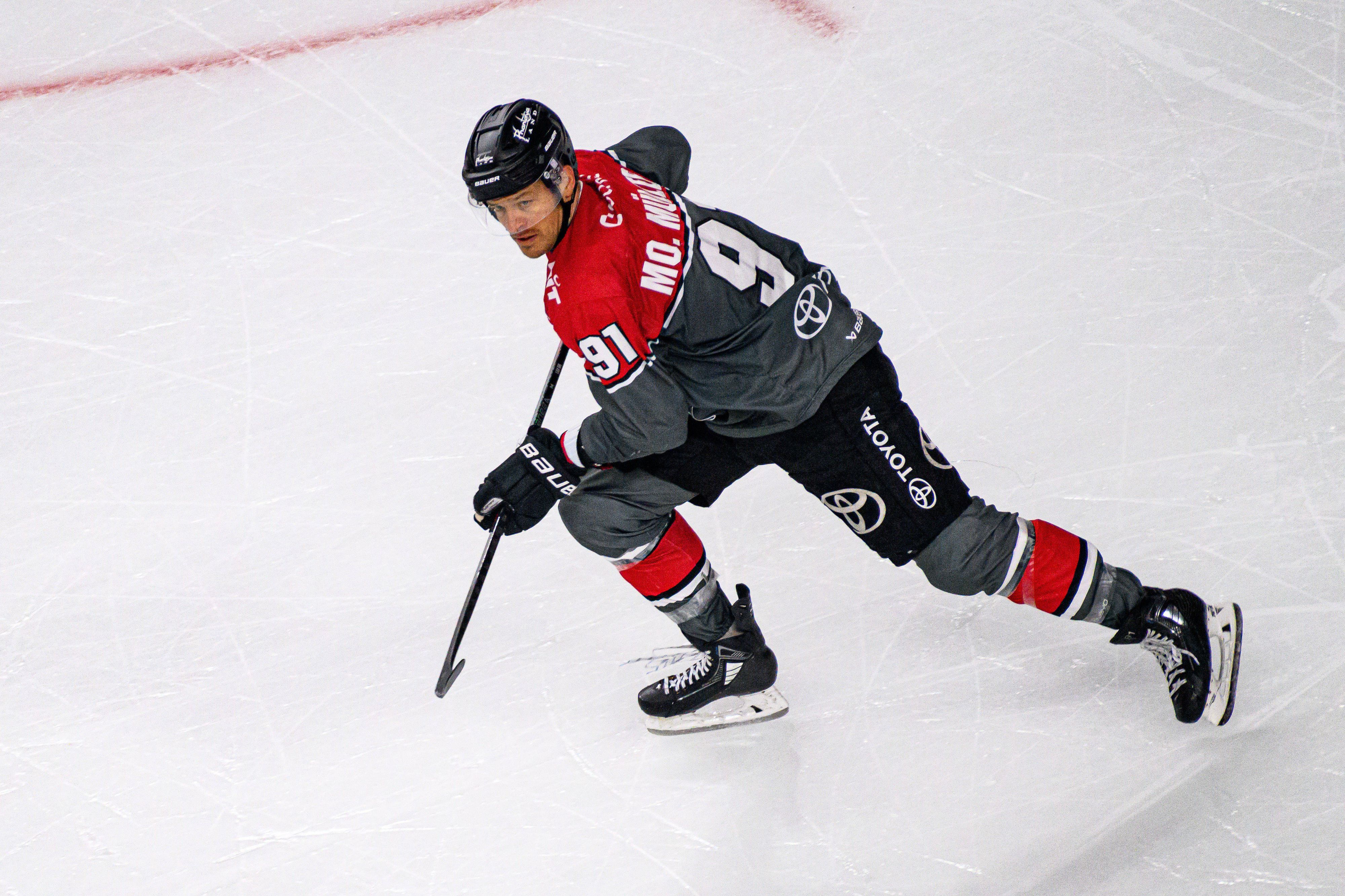 Moritz Müller im Trikot der Kölner Haie auf dem Eis.