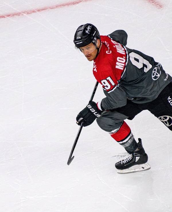 Moritz Müller im Trikot der Kölner Haie auf dem Eis.