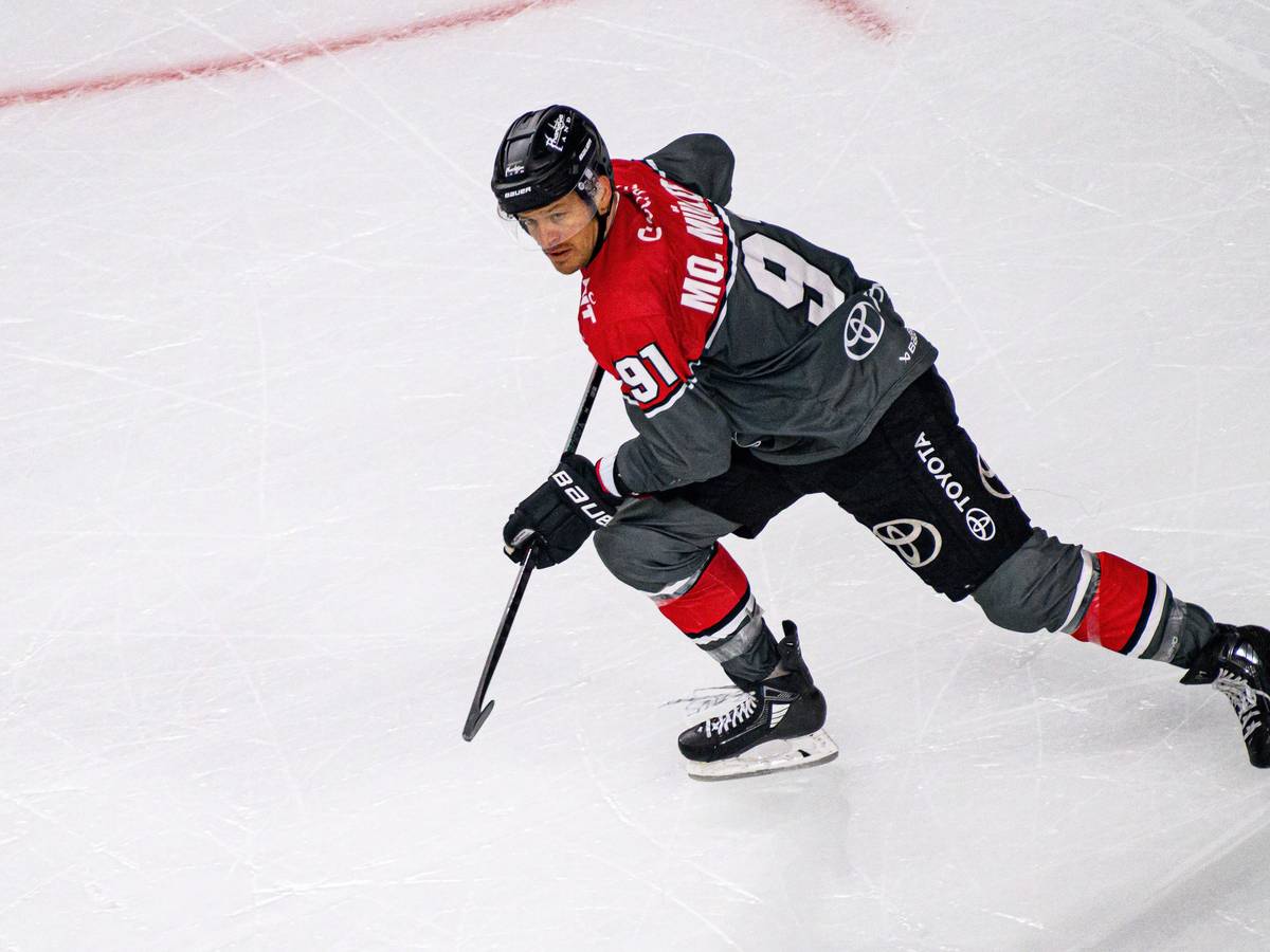 Moritz Müller im Trikot der Kölner Haie auf dem Eis.