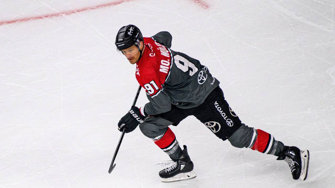 Moritz Müller im Trikot der Kölner Haie auf dem Eis.