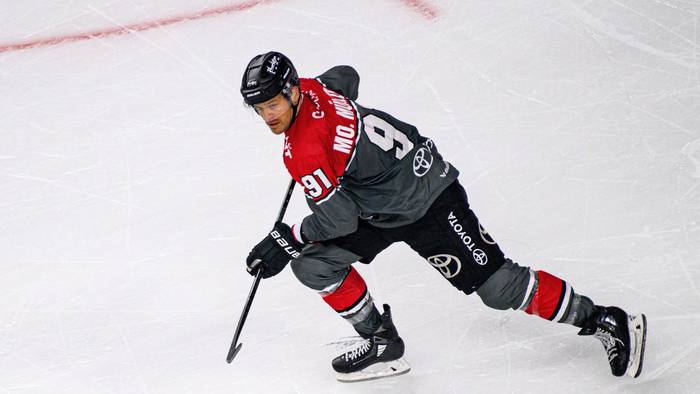 Moritz Müller im Trikot der Kölner Haie auf dem Eis.