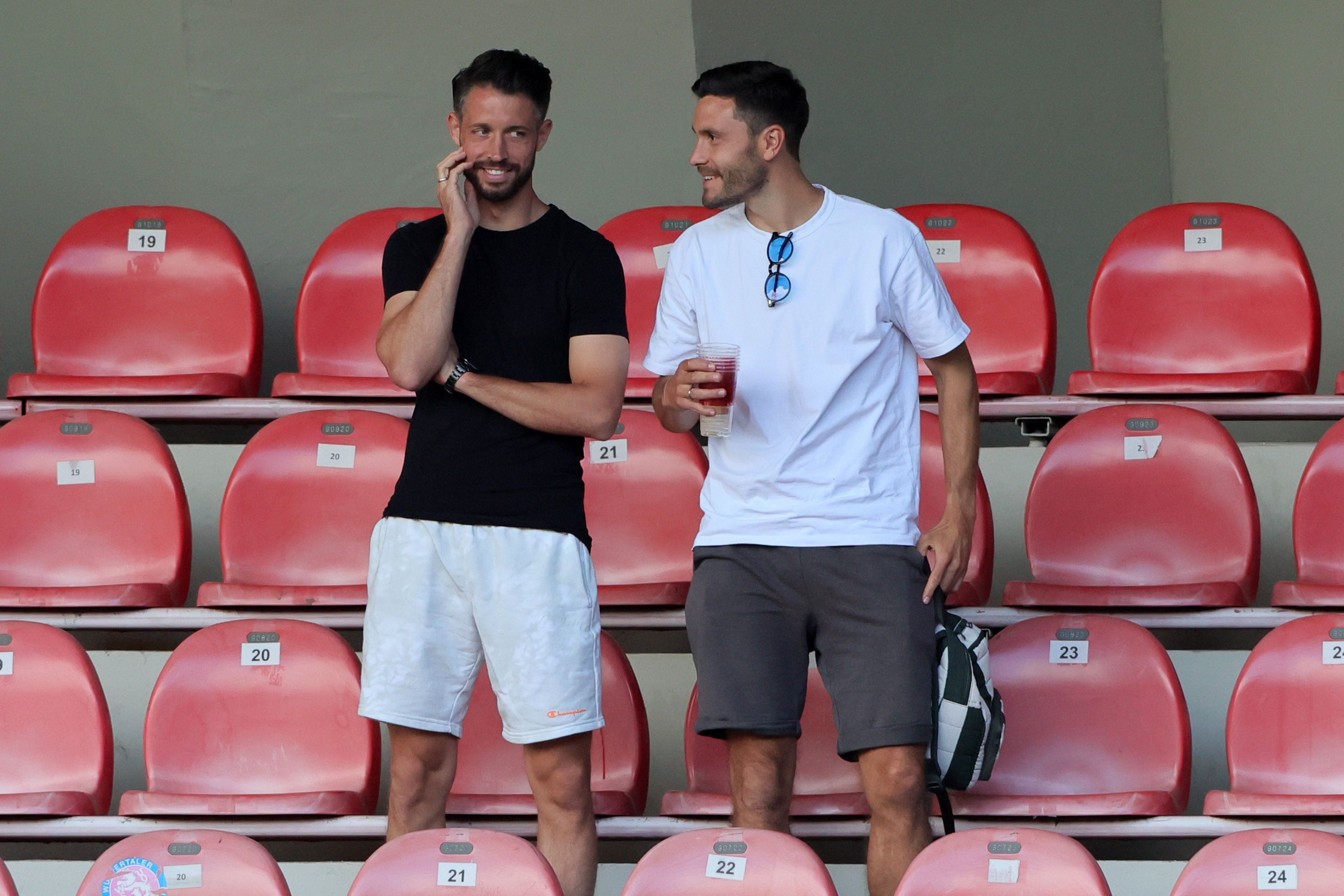 Mark Uth und Jonas Hector auf der Tribüne im Franz-Kremer-Stadion.