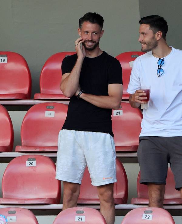 Mark Uth und Jonas Hector auf der Tribüne im Franz-Kremer-Stadion.