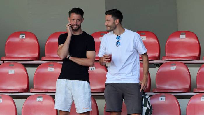 Mark Uth und Jonas Hector auf der Tribüne im Franz-Kremer-Stadion.