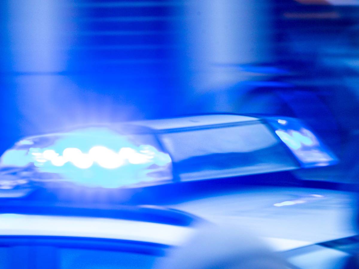 Ein Streifenwagen der Polizei ist mit Blaulicht im Einsatz.