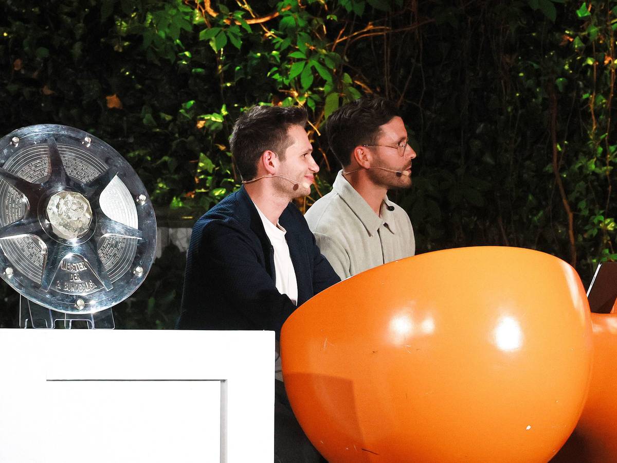 Veranstaltung mit Fabian Köster und Jonas Hector auf der Bühne.
