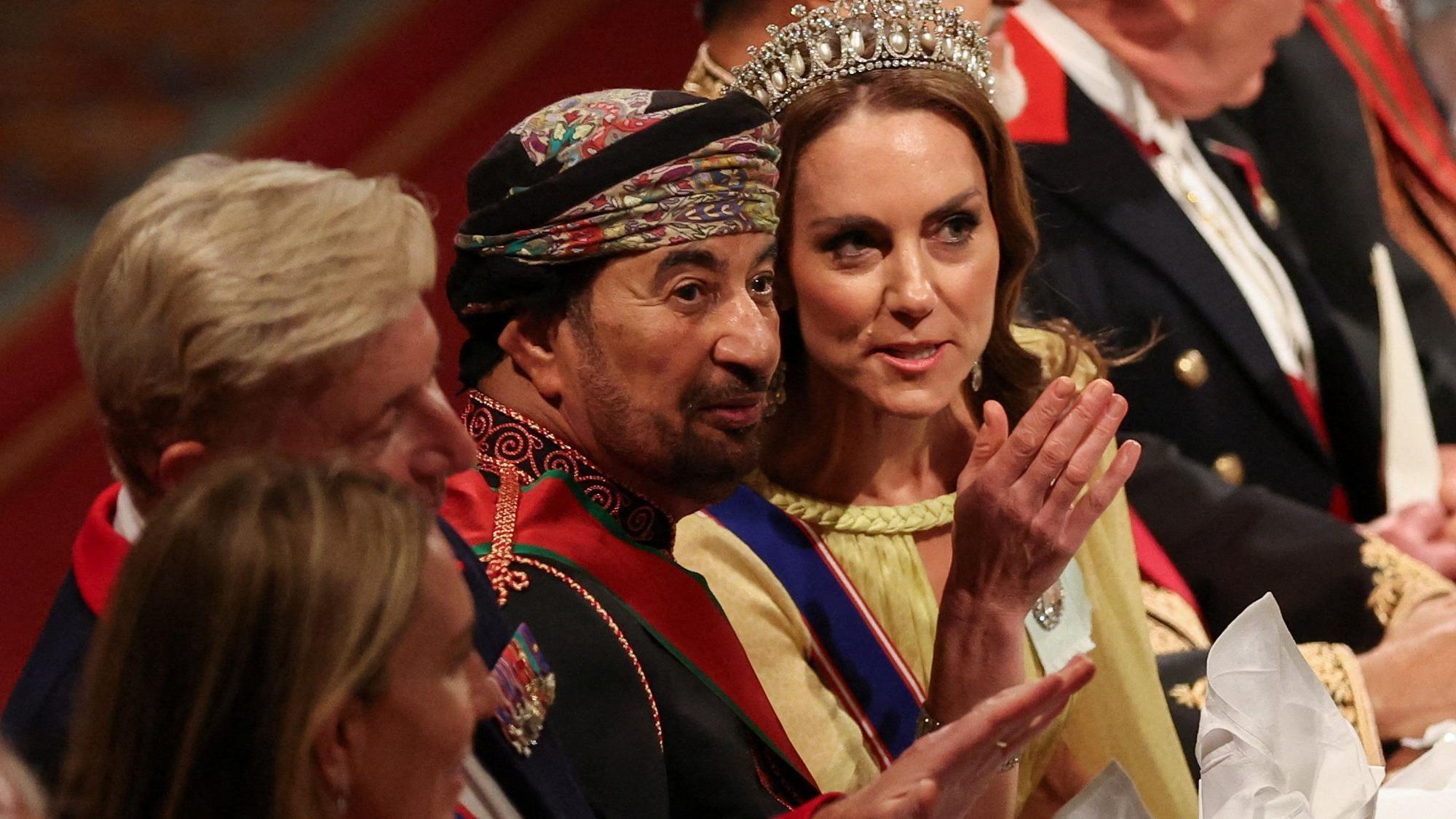 Prinzessin Kate unterhält sich beim Staatsbankett auf Schloss Windsor mit Khalid bin Hilal Al Busaidi.
