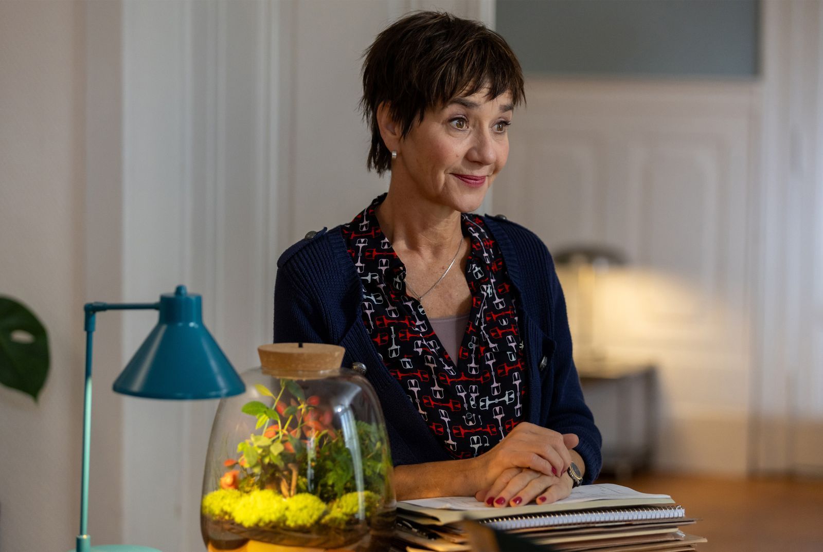 Als Senta Kurzweg war Anja Franke schon in der Originalserie „Liebling Kreuzberg“ dabei. Durch sie und Roswitha Schreiner, die Robert Lieblings Tochter Sarah spielte und spielt, bleibt sein Geist auch in der Neuauflage erhalten.  (Bild: ARD Degeto Film/Odeon Fiction GmbH/Britta Krehl)