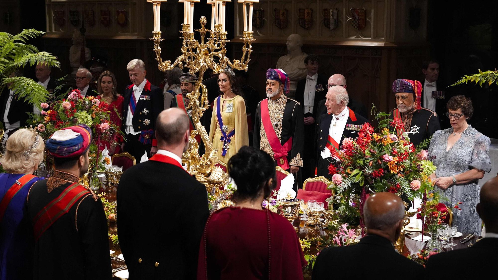 Sultan Haitham bin Tarik steht beim Staatsbankett auf Schloss Windsor neben König Charles III. und Prinzessin Kate.