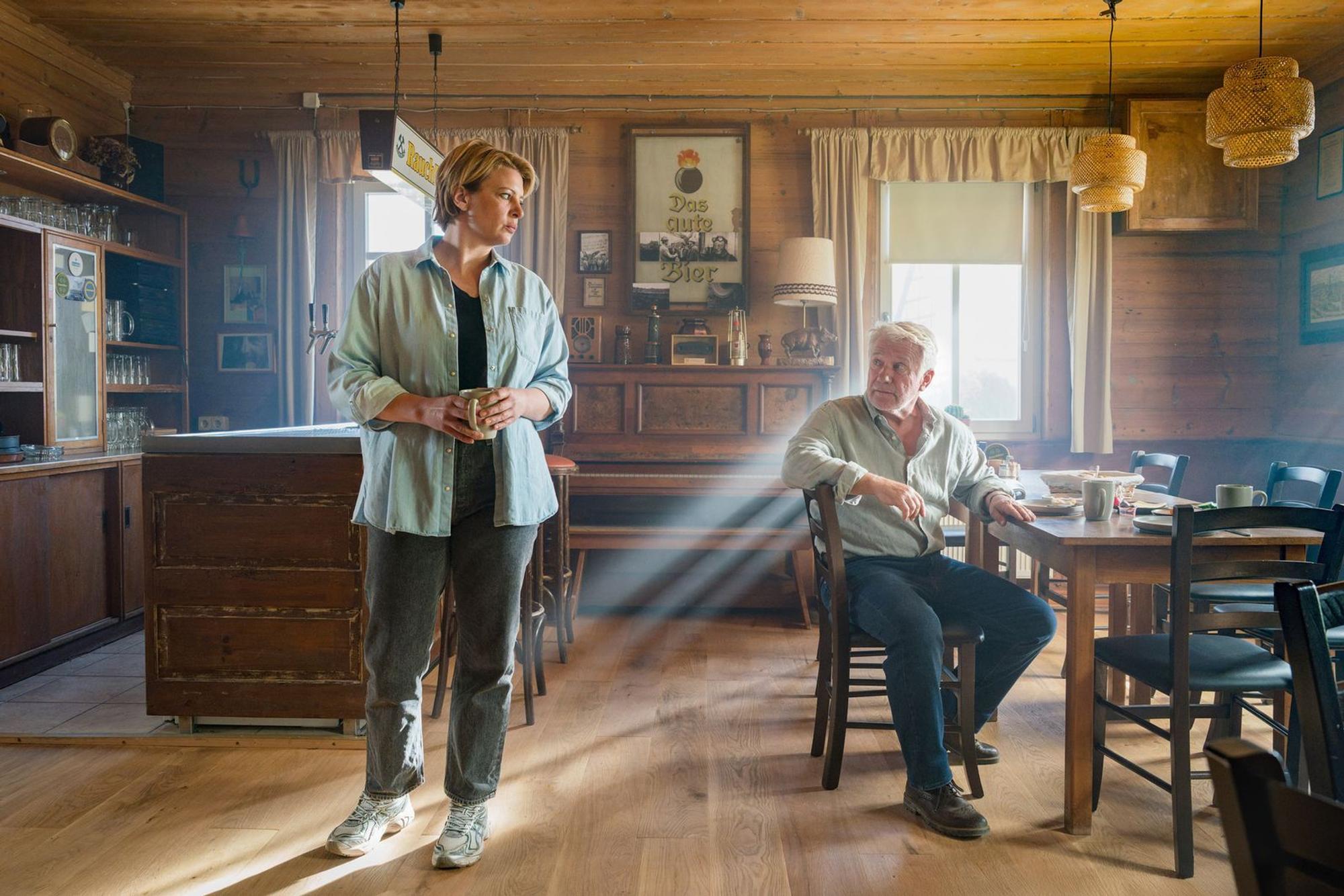 Ina Sedlitz (Jördis Triebel) und Walter Sedlitz (Jörg Schüttauf) sind unterschiedlicher Meinung, was die Zukunft des Sees betrifft. (Bild: ZDF/Steffen Junghans)