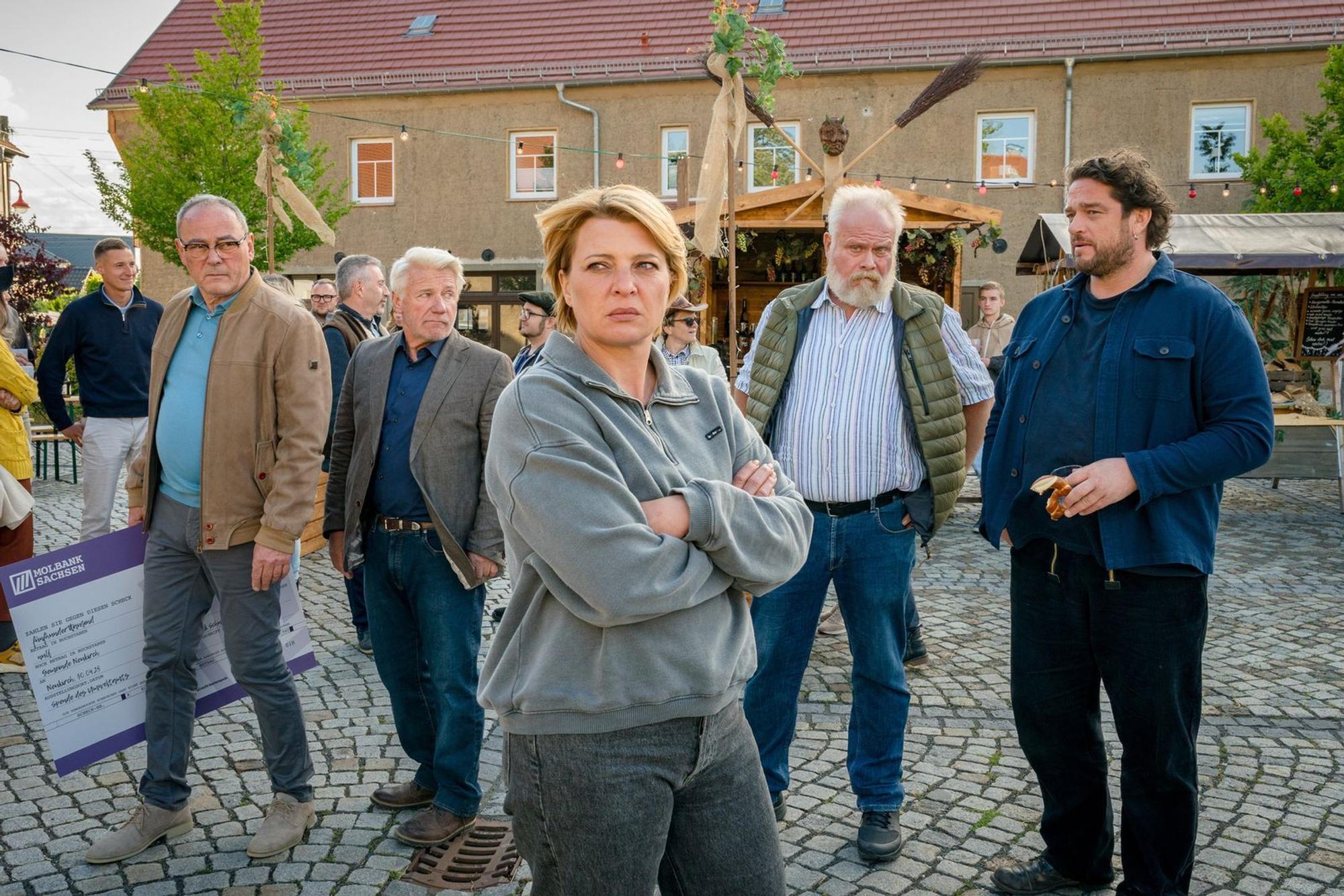 Mit ihrer Gewässeruntersuchung bringt die Geologin Ina Sedlitz (Jördis Triebel) nicht nur Frank Schuter (Thomas Dehler, links), ihren Vater Walter (Jörg Schüttauf, zweiter von links), Udo (Martin Reik, zweiter von rechts) und ihren Schwager Tom Nehls (Ronald Zehrfeld), sondern das ganze Dorf gegen sich auf. (Bild: ZDF/Steffen Junghans)