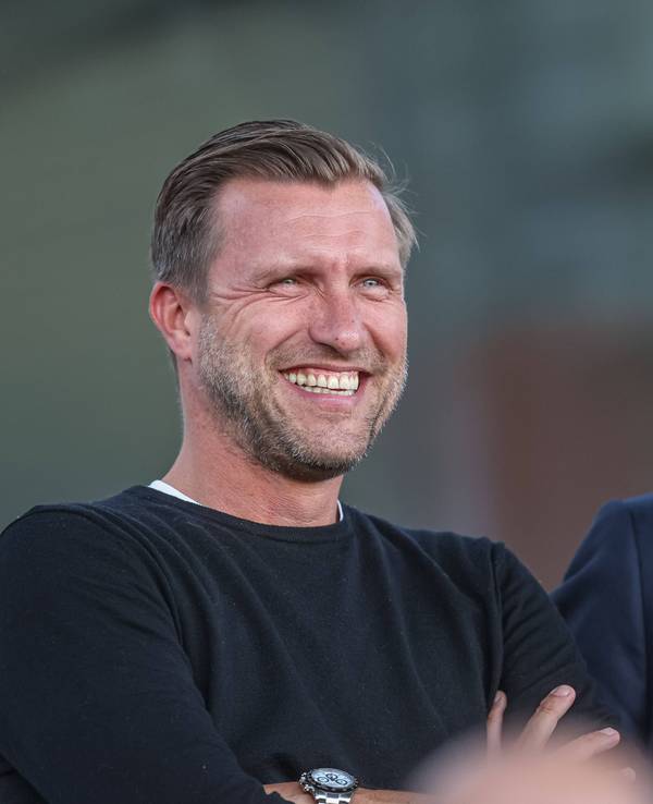 Markus Krösche lacht beim Spiel Eintracht Frankfurt gegen den FC Bayern München in der Frauen-Bundesliga.