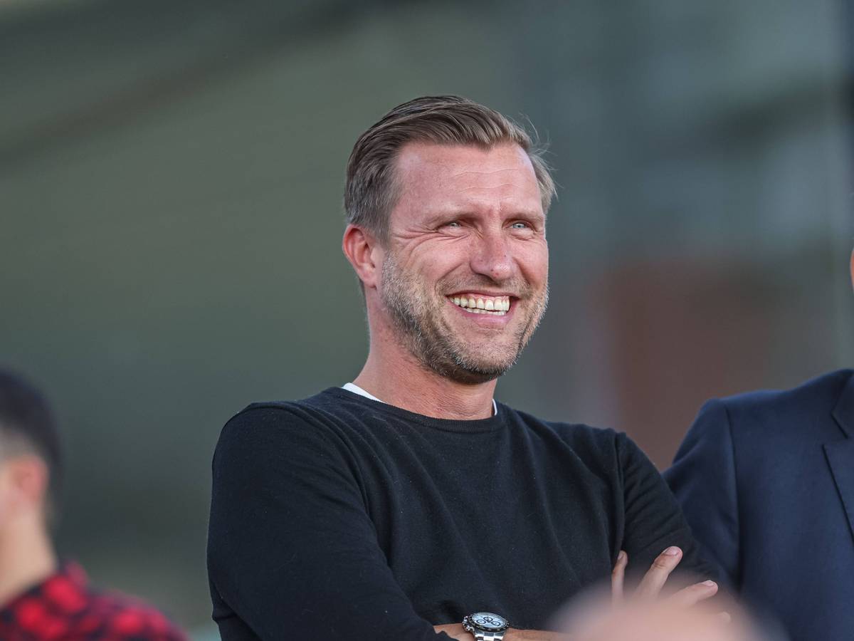 Markus Krösche lacht beim Spiel Eintracht Frankfurt gegen den FC Bayern München in der Frauen-Bundesliga.