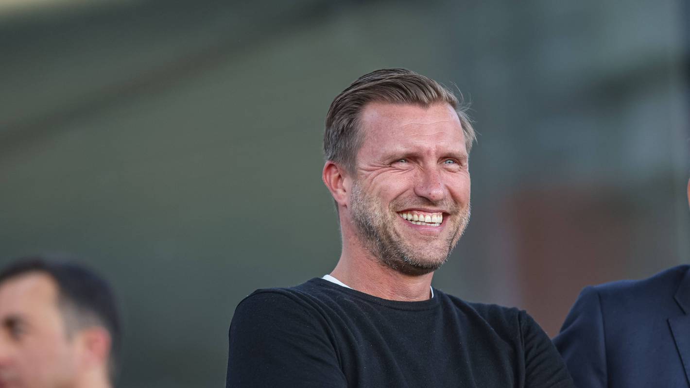 Markus Krösche lacht beim Spiel Eintracht Frankfurt gegen den FC Bayern München in der Frauen-Bundesliga.