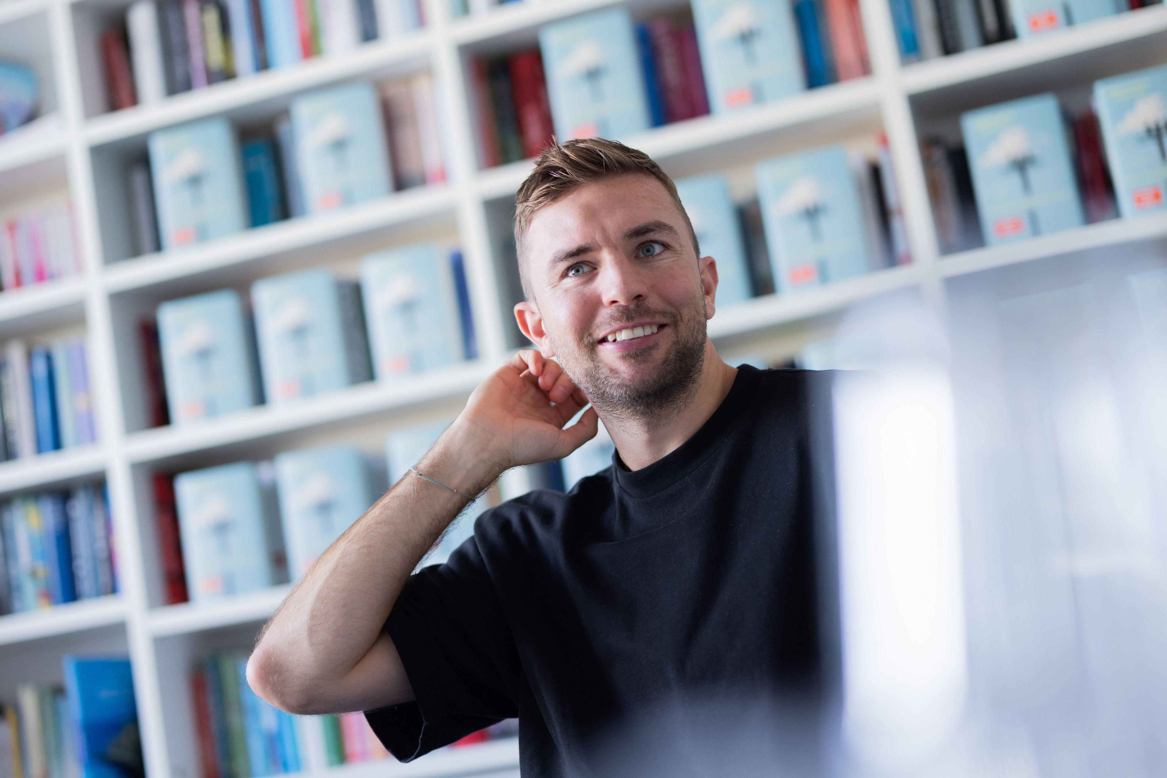Christoph Kramer im Büro seines Verlags in Köln.