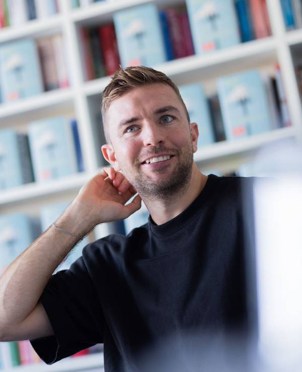 Christoph Kramer im Büro seines Verlags in Köln.