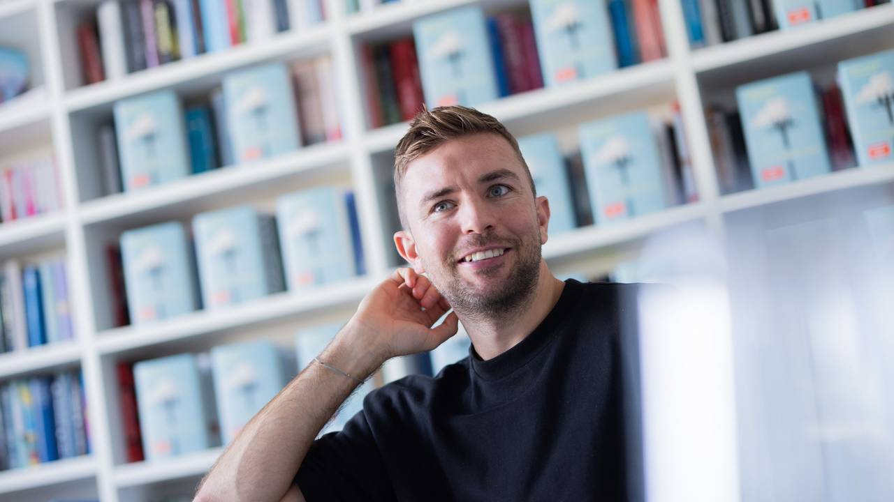 Christoph Kramer im Büro seines Verlags in Köln.