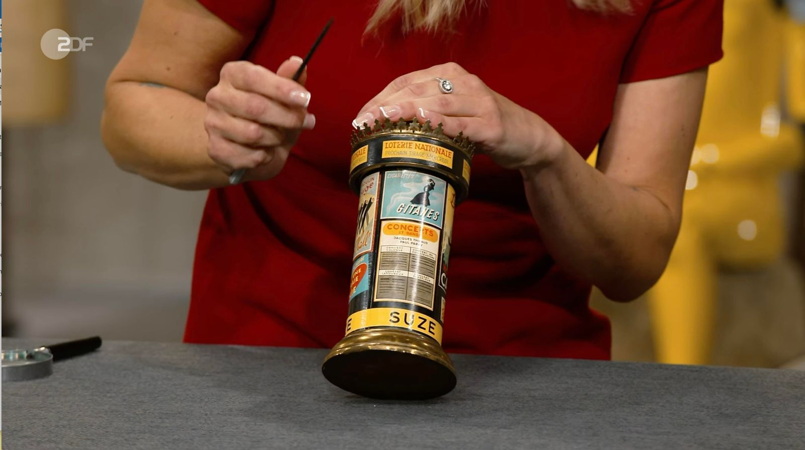 Originell waren die perfekt erhaltenen Mini-Nachdrucke historischer Werbemotive auf der Säule. (Bild: ZDF)