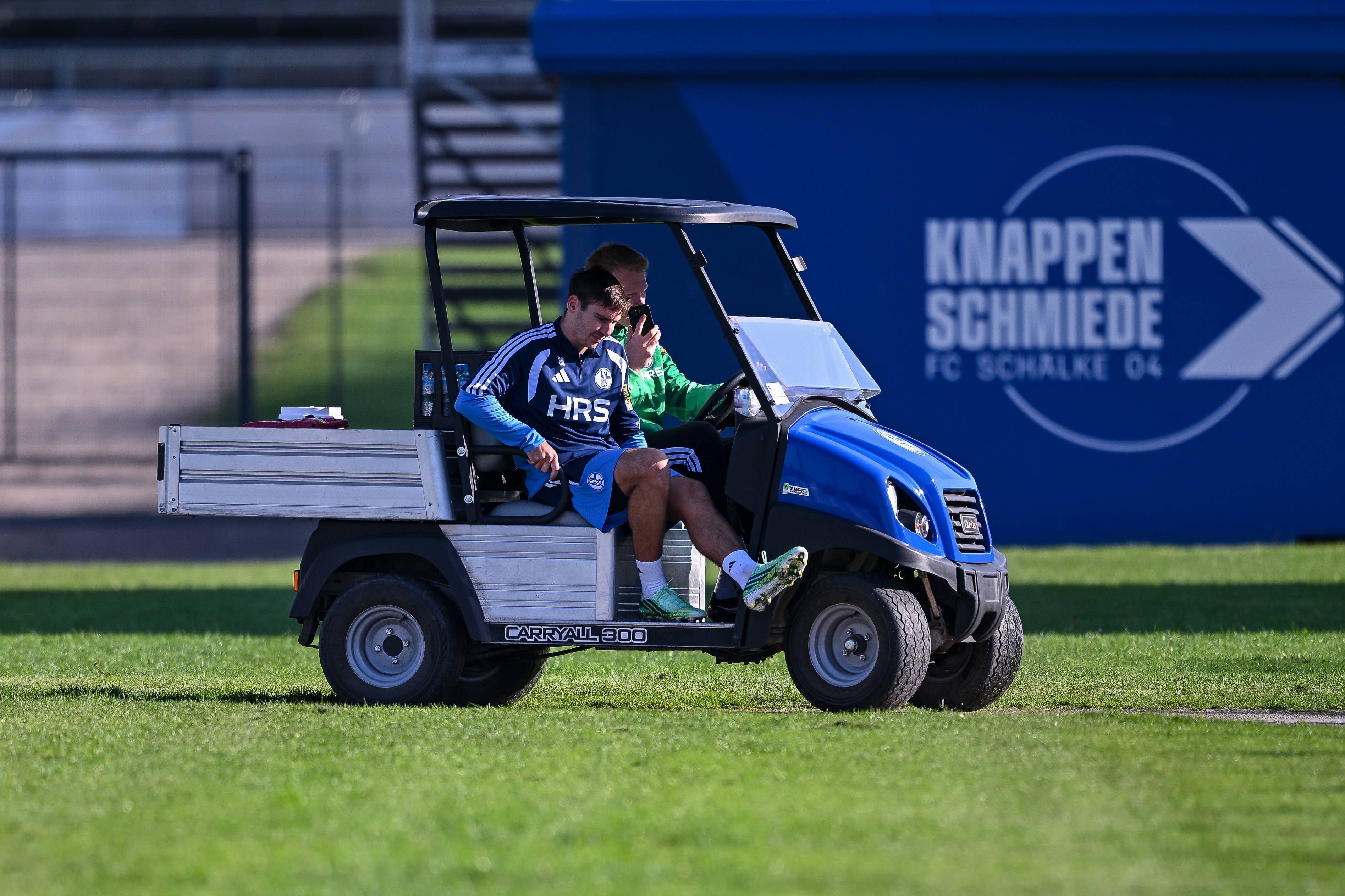 Maximilian Wöber wird mit einem Golfcart vom Trainingsplatz gefahren.