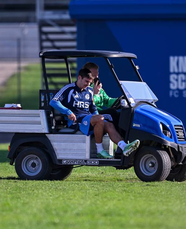 Maximilian Wöber wird mit einem Golfcart vom Trainingsplatz gefahren.
