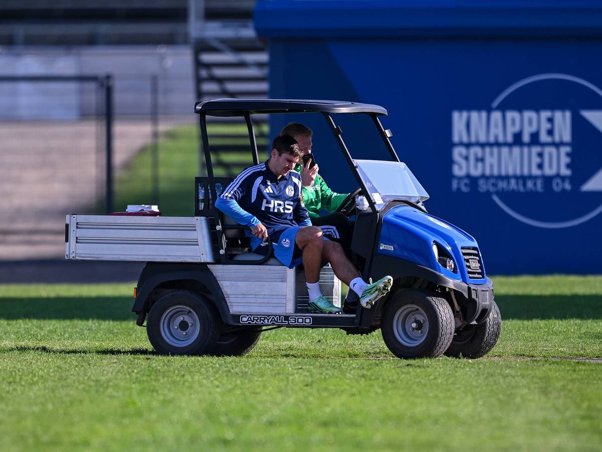 Maximilian Wöber wird mit einem Golfcart vom Trainingsplatz gefahren.