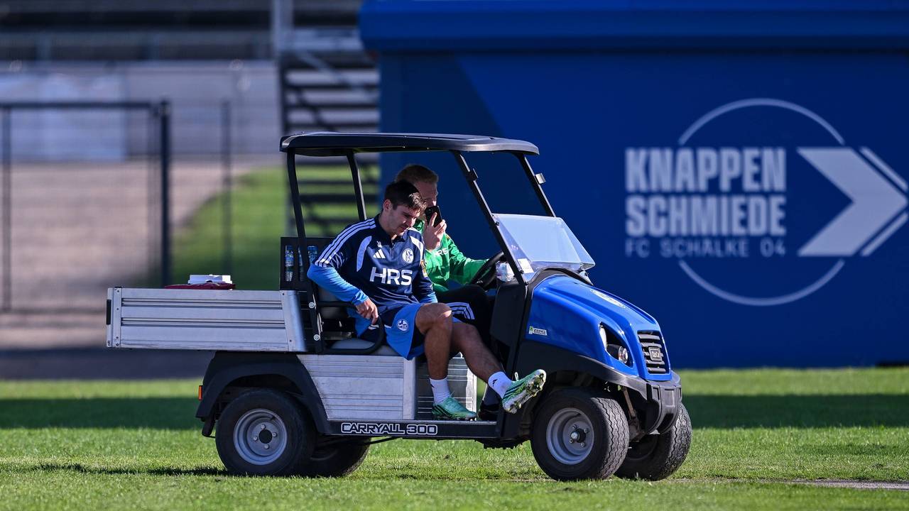Maximilian Wöber wird mit einem Golfcart vom Trainingsplatz gefahren.