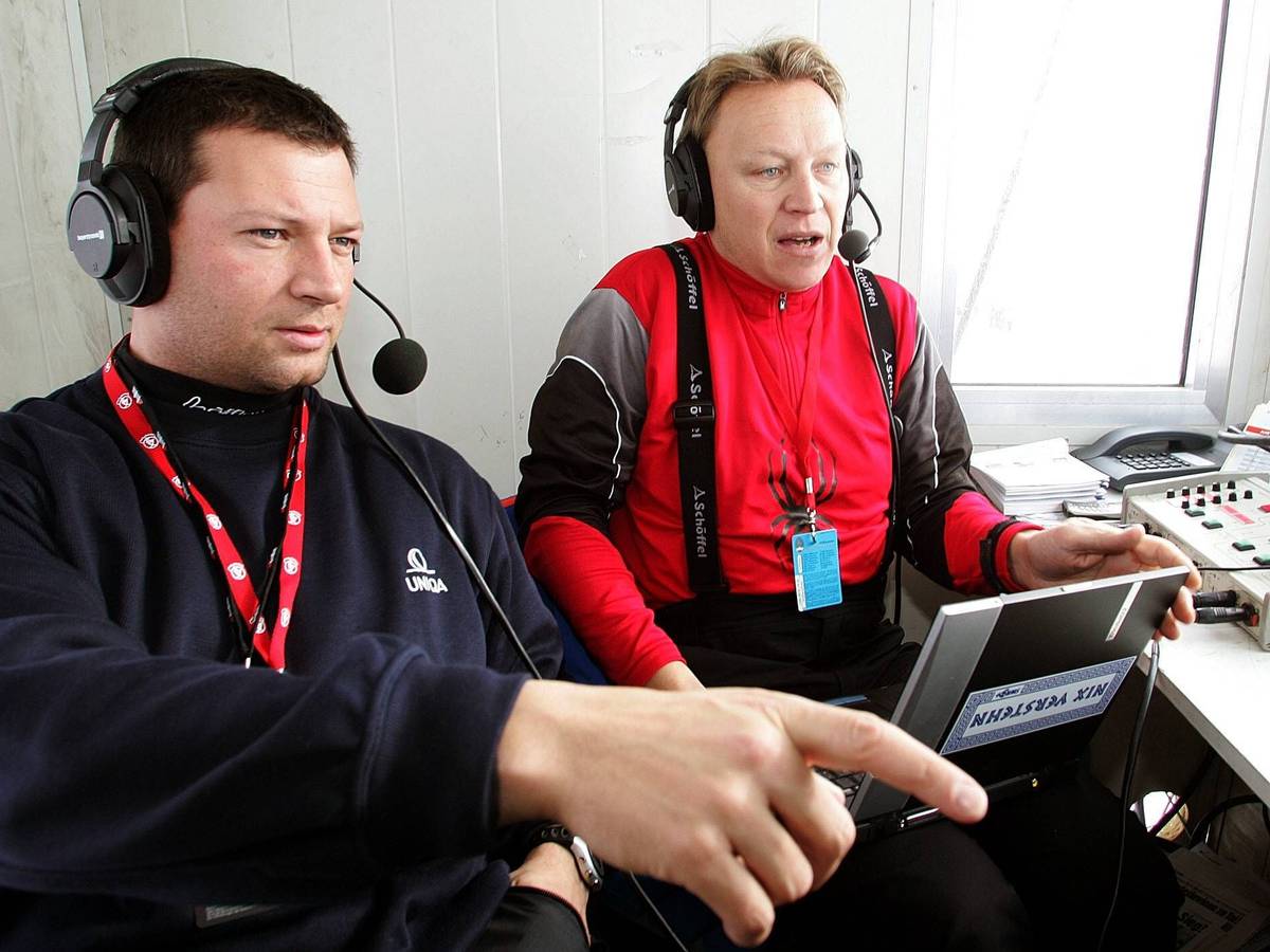 Michael Pfeffer (r.) mit Ski-Experte Stephan Eberharter beim alpinen Ski-Weltcup 2004/05 in Kitzbühel.