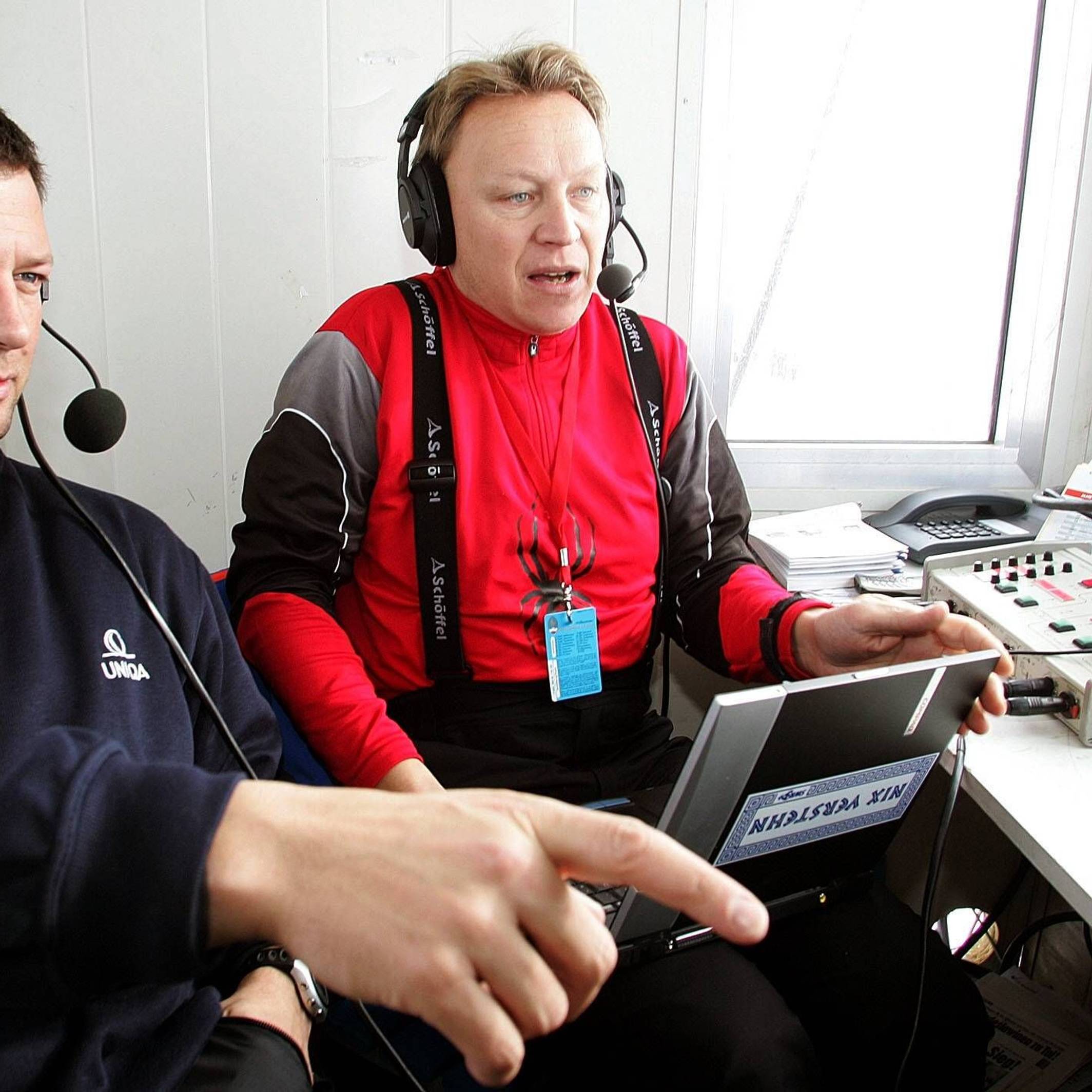 Michael Pfeffer (r.) mit Ski-Experte Stephan Eberharter beim alpinen Ski-Weltcup 2004/05 in Kitzbühel.