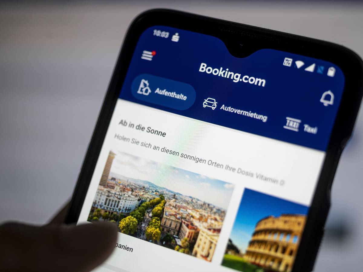 Auf einem Smartphone ist die App des Reiseportals Booking.com zu sehen.