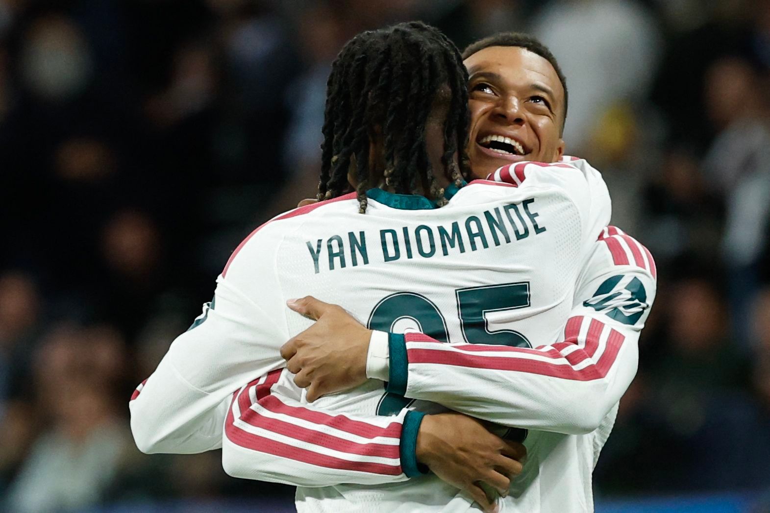 Kylian Mbappé und Yan Diomande jubeln.