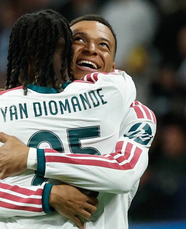 Kylian Mbappé und Yan Diomande jubeln.