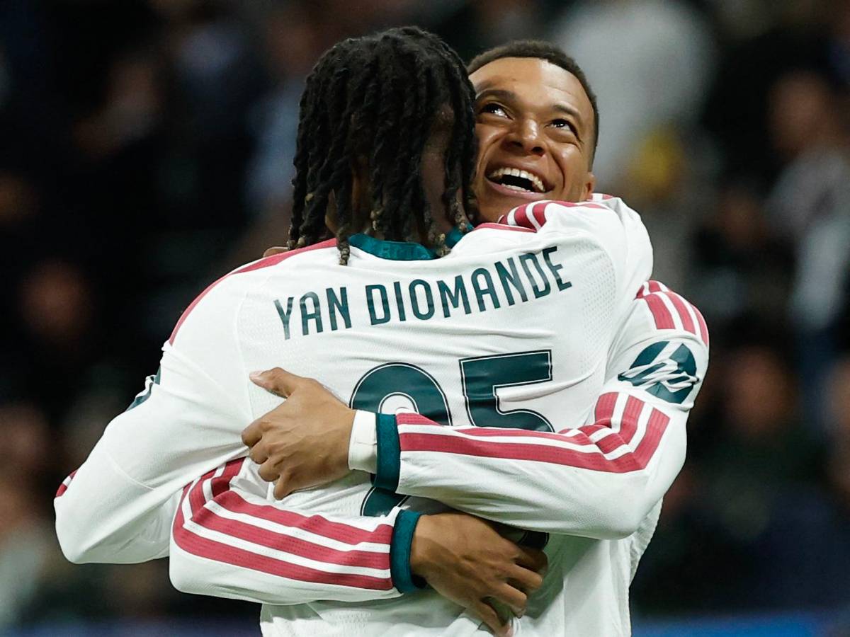 Kylian Mbappé und Yan Diomande jubeln.