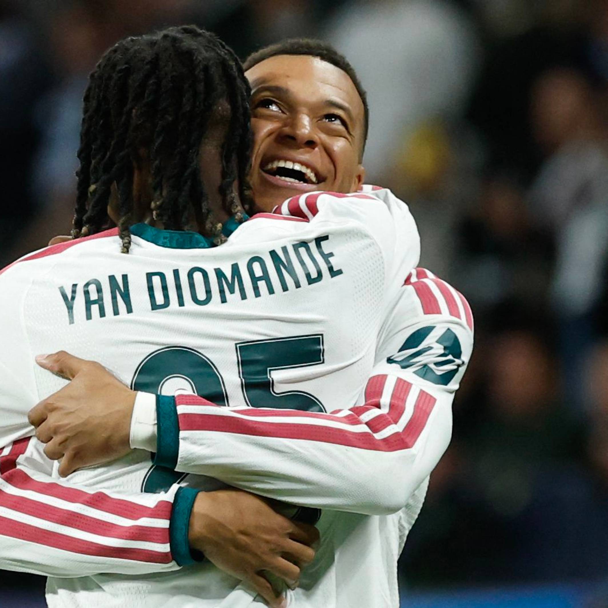 Kylian Mbappé und Yan Diomande jubeln.