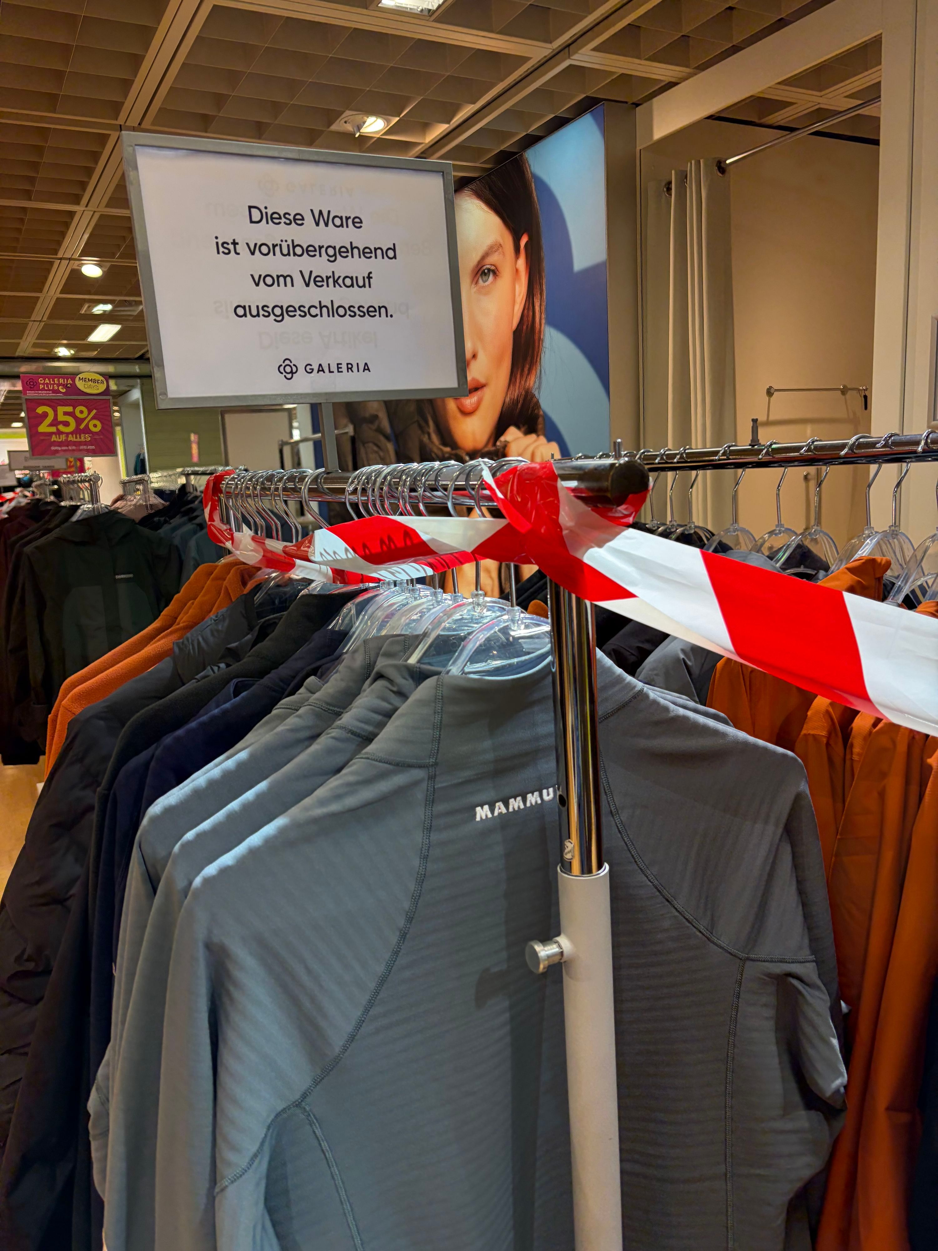 Ware im Galeria Kaufhaus an der Hohe Straße ist mit Flatterband abgesperrt und darf nicht verkauft werden.