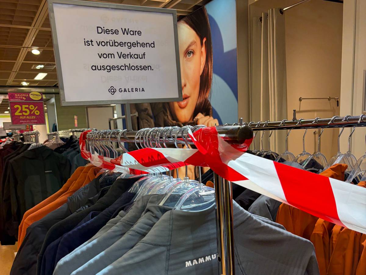 Ware im Galeria Kaufhaus an der Hohe Straße ist mit Flatterband abgesperrt und darf nicht verkauft werden.