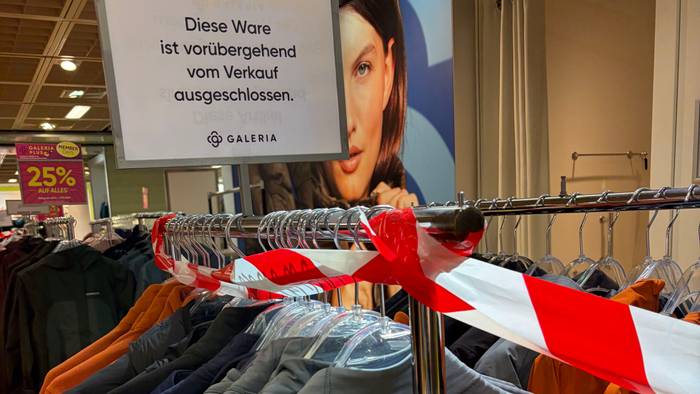 Ware im Galeria Kaufhaus an der Hohe Straße ist mit Flatterband abgesperrt und darf nicht verkauft werden.