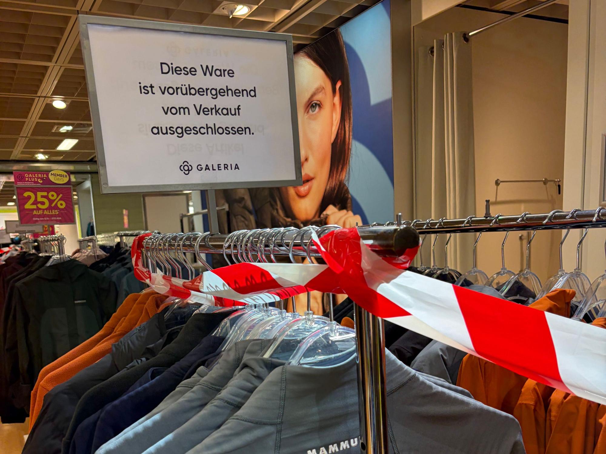 Ware im Galeria Kaufhaus an der Hohe Straße ist mit Flatterband abgesperrt und darf nicht verkauft werden.
