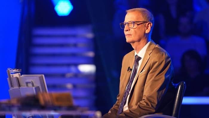 „Ich war ein begeisterter Weihrauschschwenker“, verriet Günther Jauch bei „Wer wird Millionär?“ (RTL). (Bild: RTL / Stefan Gregorowius)