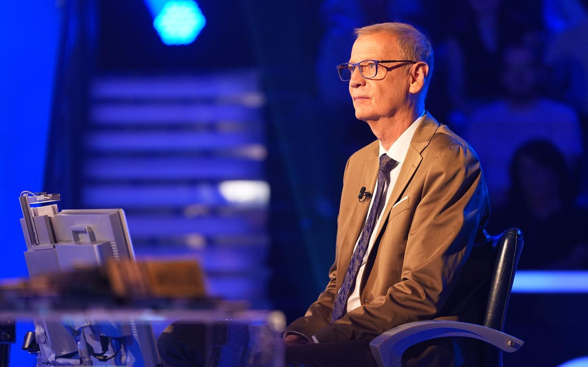 „Ich war ein begeisterter Weihrauschschwenker“, verriet Günther Jauch bei „Wer wird Millionär?“ (RTL). (Bild: RTL / Stefan Gregorowius)