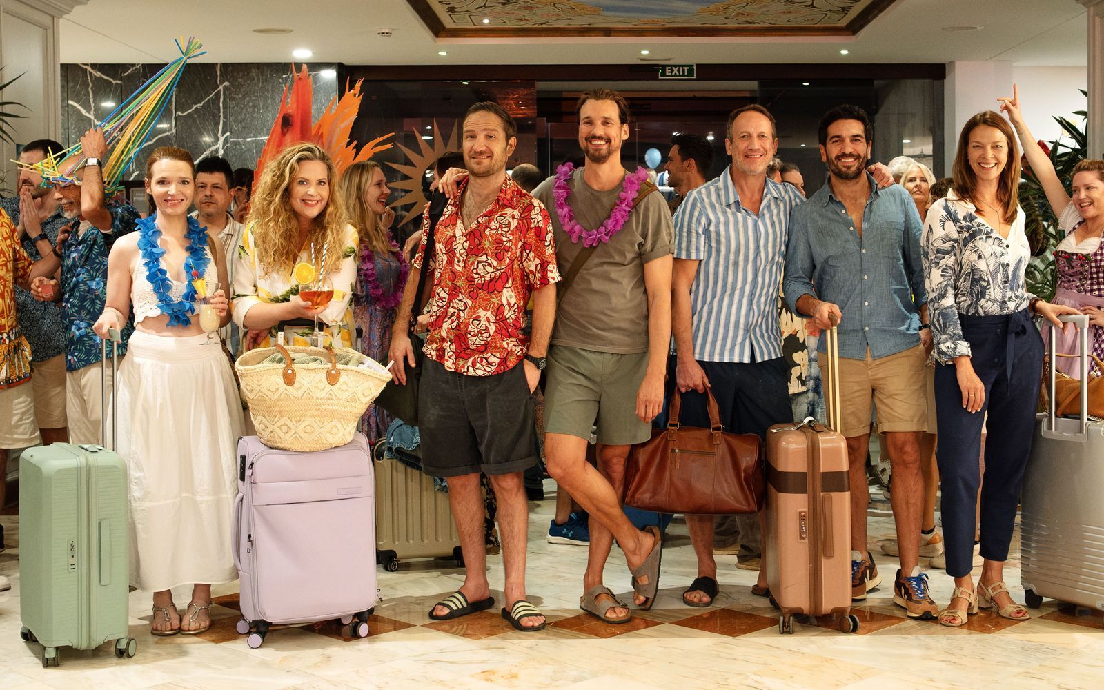 Ein prominentes Ensemble für den „perfekten Urlaub“: Für das Sequel zu „Das perfekte Geheimnis“ standen (von links) Karoline Herfurth, Diana Amft, Frederick Lau, Florian David Fitz, Wotan Wilke Möhring, Elyas M'Barek und Jessica Schwarz vor der Kamera. (Bild: 2025 Constantin Film/Gordon A. Timpen)