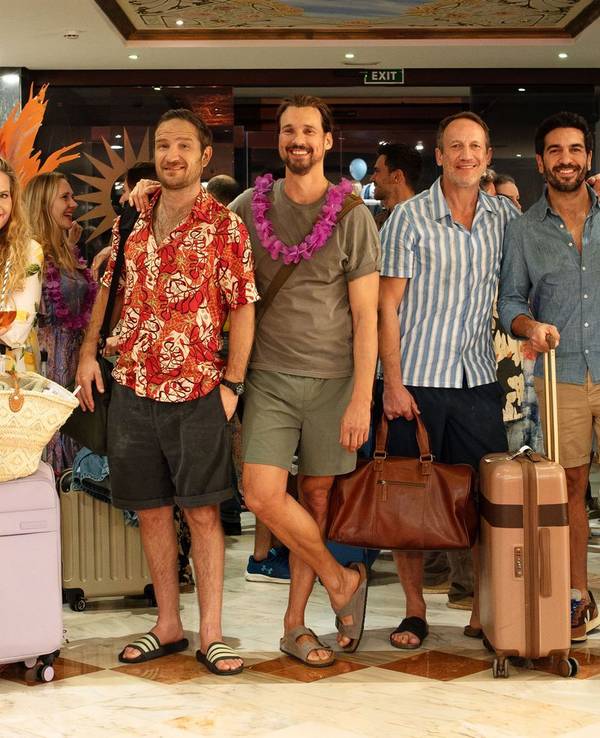 Ein prominentes Ensemble für den „perfekten Urlaub“: Für das Sequel zu „Das perfekte Geheimnis“ standen (von links) Karoline Herfurth, Diana Amft, Frederick Lau, Florian David Fitz, Wotan Wilke Möhring, Elyas M'Barek und Jessica Schwarz vor der Kamera. (Bild: 2025 Constantin Film/Gordon A. Timpen)