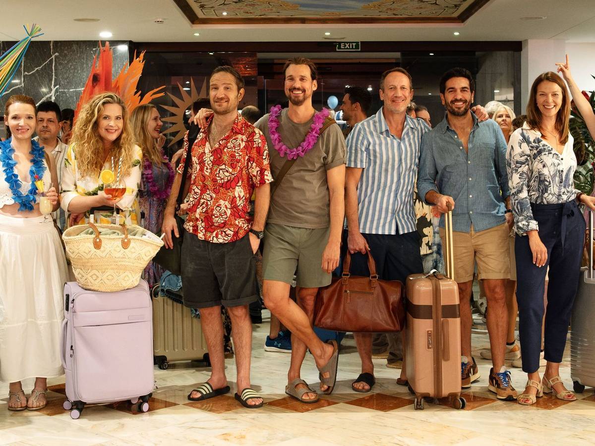 Ein prominentes Ensemble für den „perfekten Urlaub“: Für das Sequel zu „Das perfekte Geheimnis“ standen (von links) Karoline Herfurth, Diana Amft, Frederick Lau, Florian David Fitz, Wotan Wilke Möhring, Elyas M'Barek und Jessica Schwarz vor der Kamera. (Bild: 2025 Constantin Film/Gordon A. Timpen)