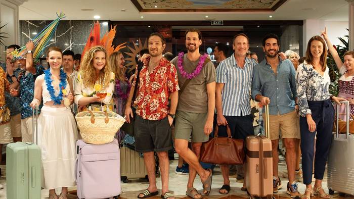 Ein prominentes Ensemble für den „perfekten Urlaub“: Für das Sequel zu „Das perfekte Geheimnis“ standen (von links) Karoline Herfurth, Diana Amft, Frederick Lau, Florian David Fitz, Wotan Wilke Möhring, Elyas M'Barek und Jessica Schwarz vor der Kamera. (Bild: 2025 Constantin Film/Gordon A. Timpen)