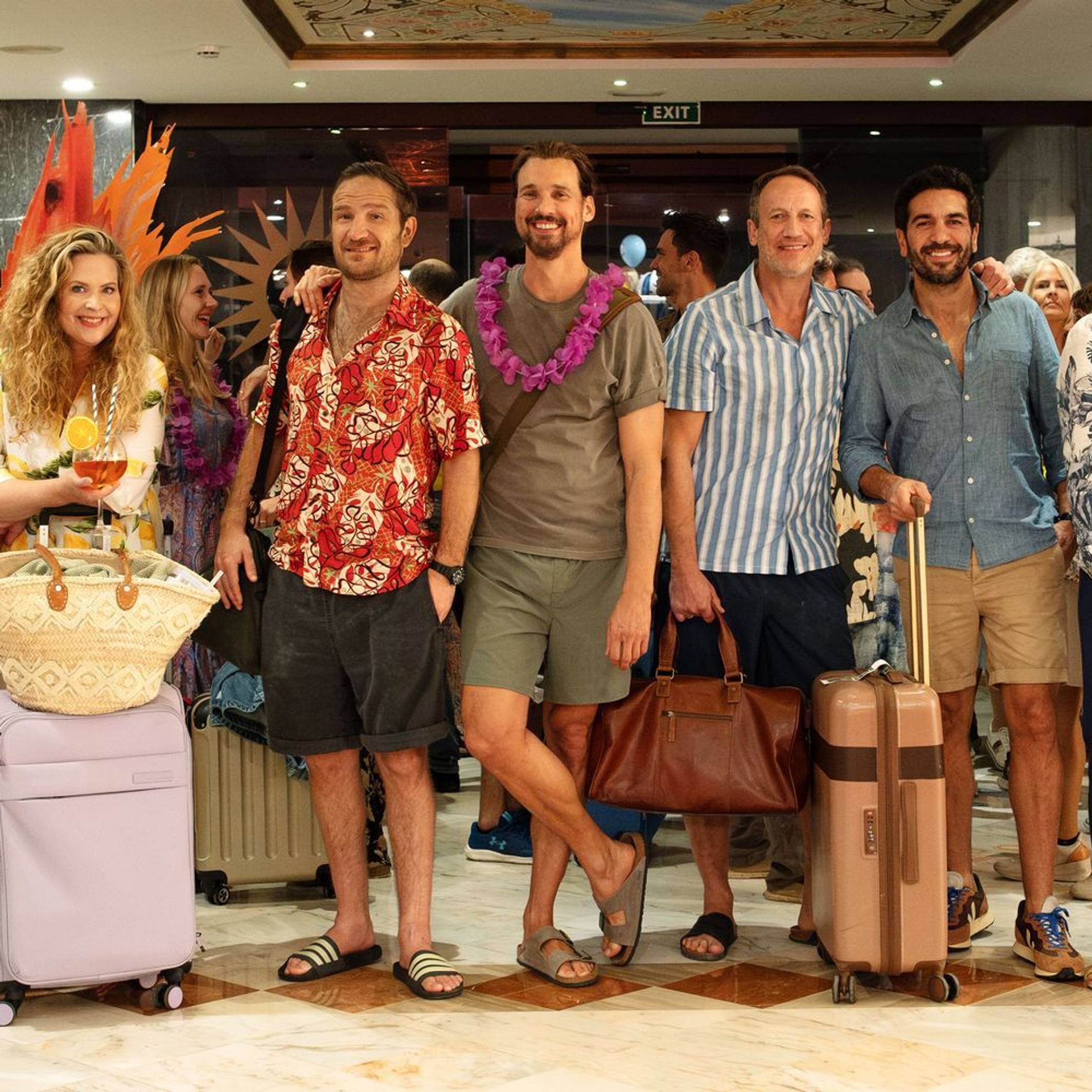 Ein prominentes Ensemble für den „perfekten Urlaub“: Für das Sequel zu „Das perfekte Geheimnis“ standen (von links) Karoline Herfurth, Diana Amft, Frederick Lau, Florian David Fitz, Wotan Wilke Möhring, Elyas M'Barek und Jessica Schwarz vor der Kamera. (Bild: 2025 Constantin Film/Gordon A. Timpen)