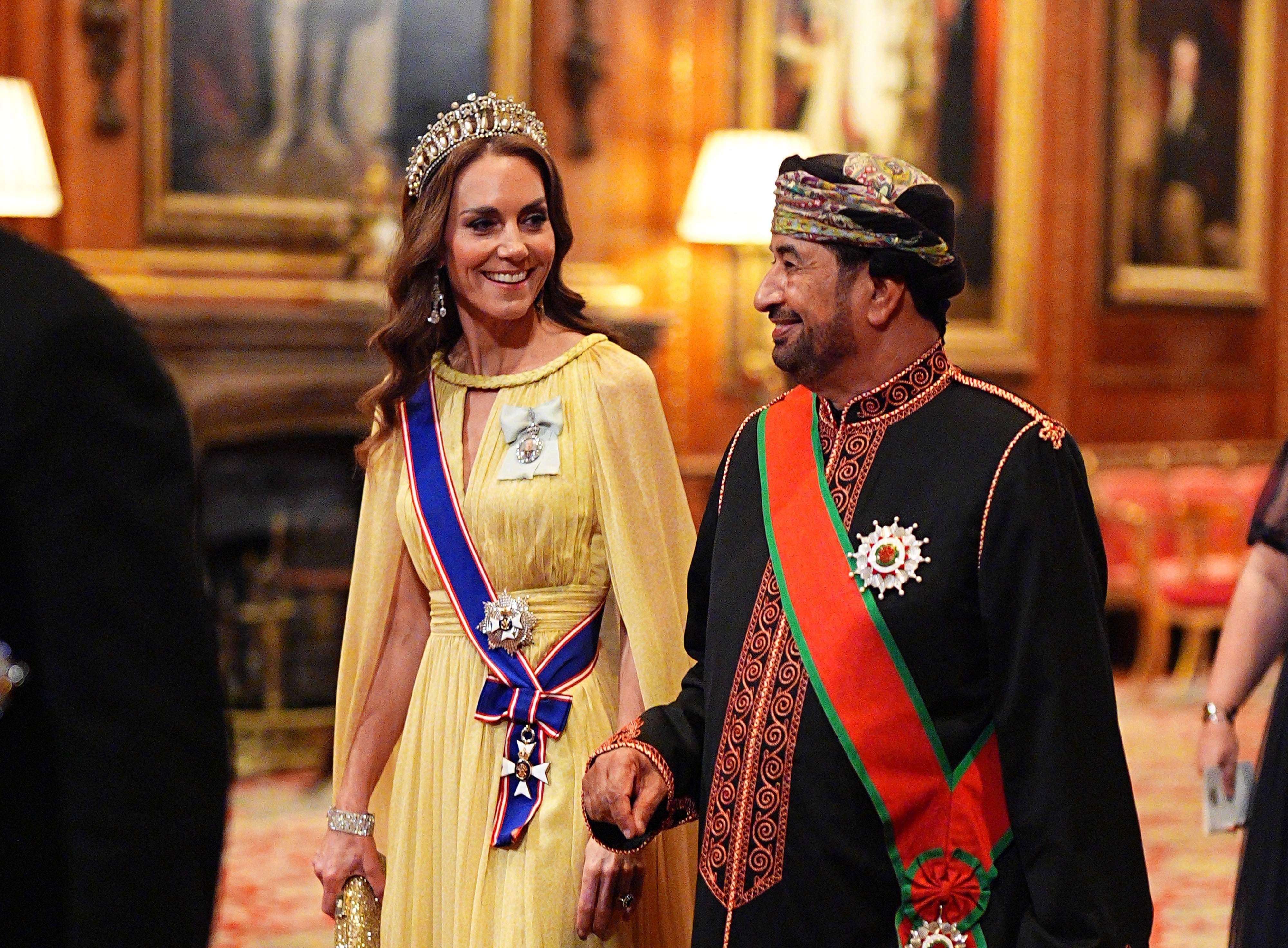 Prinzessin Kate geht neben Khalid bin Hilal Al Busaidi zum Staatsbankett auf Schloss Windsor.