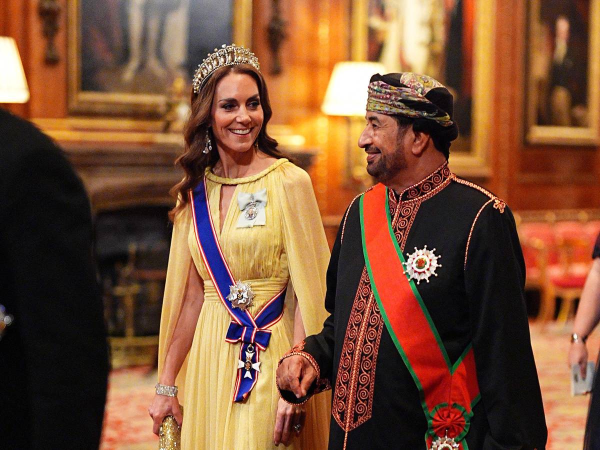 Prinzessin Kate geht neben Khalid bin Hilal Al Busaidi zum Staatsbankett auf Schloss Windsor.