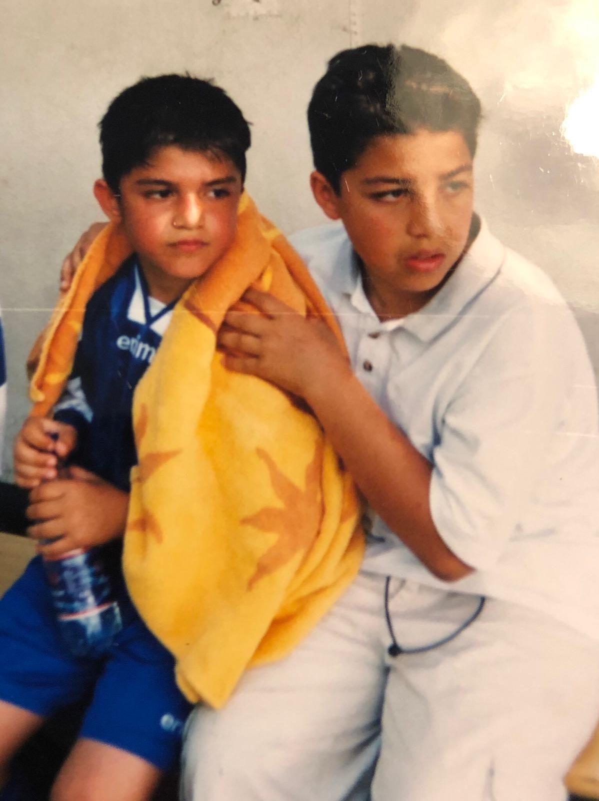 Chaled (r.) mit seinem kleinen Bruder Farhad