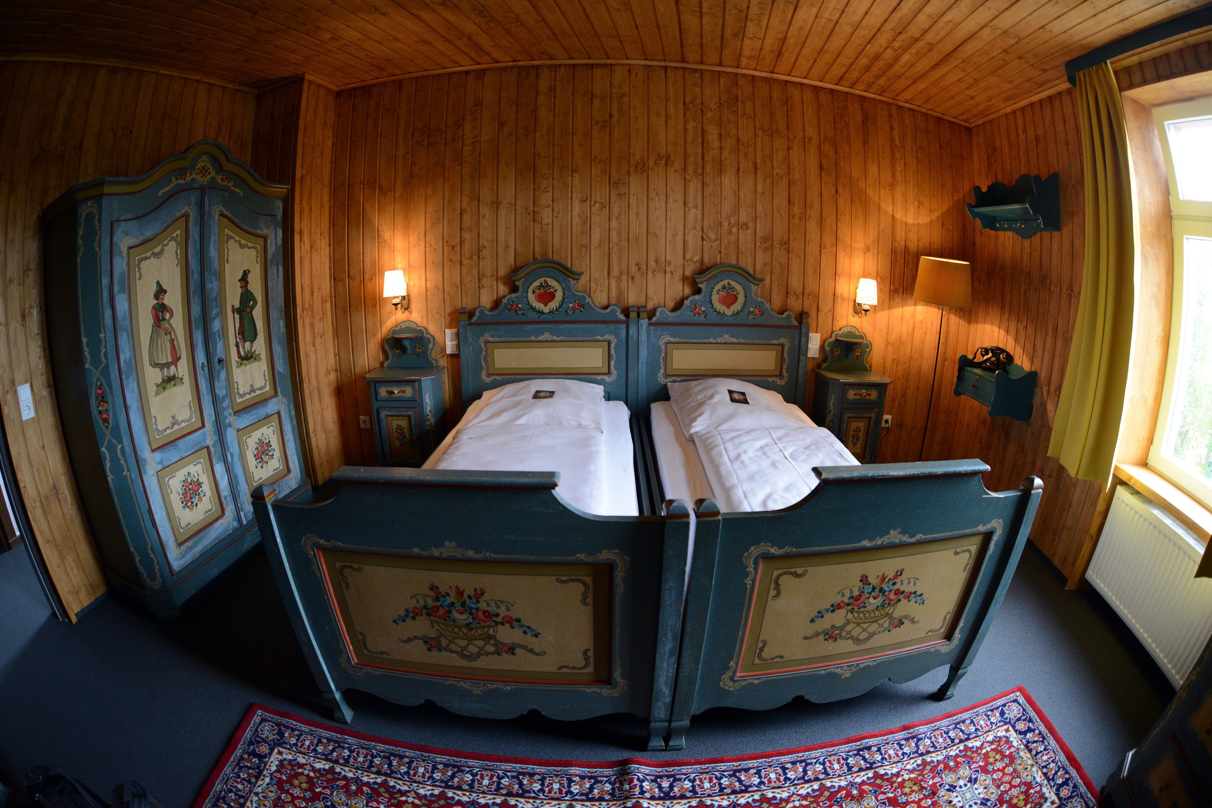Blick in ein Schlafzimmer mir Bauernmöbeln und Doppelbett